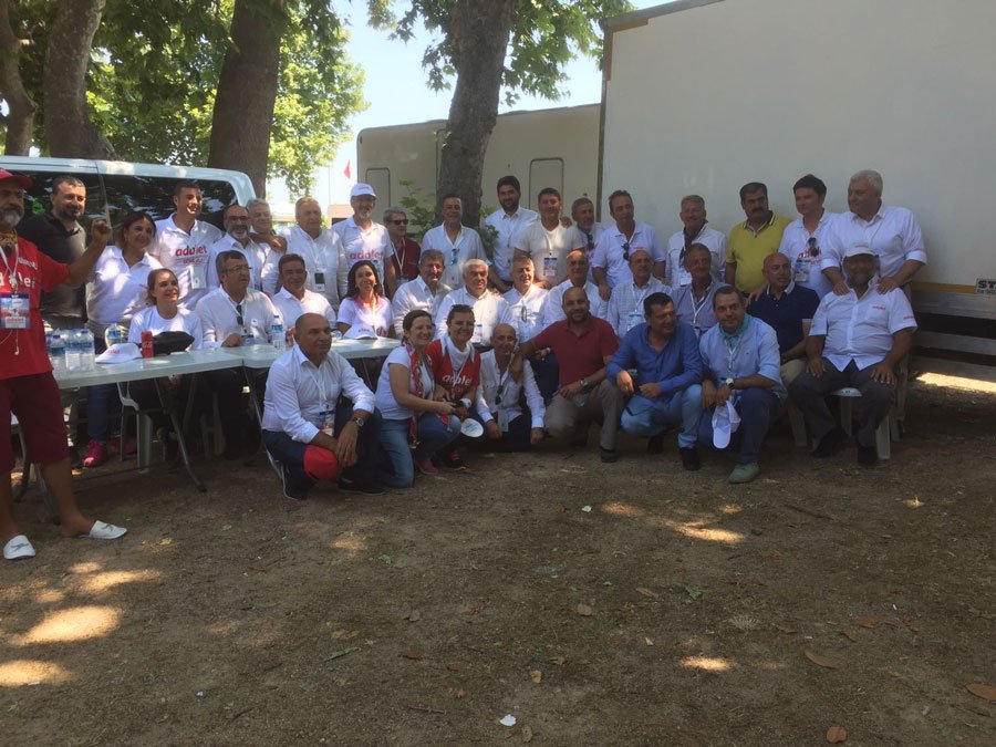 FOTO:SÖZCÜ- Yürüyüşe katılan CHP'li vekiller, kamp alanında 'hatıra fotoğrafı' çektirdiler.