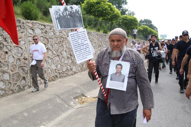 FOTO:DHA - Veysel Amca'da ilk günkü kararlılığıyla yürüyüşünü sürdürdü.