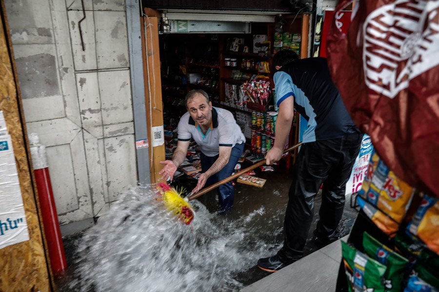 FOTO:DHA - Şiddetli yağış sonrası birçok ev ve işyerini de su bastı.