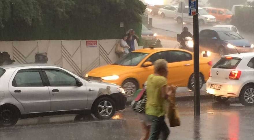 İstanbul’da etkili olan sağanak yağmur sosyal medyaya damga vurdu!