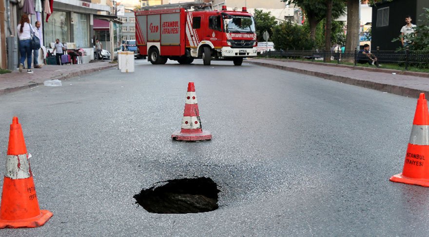 Fatih’te yol çöktü; Cadde araç trafiğine kapandı