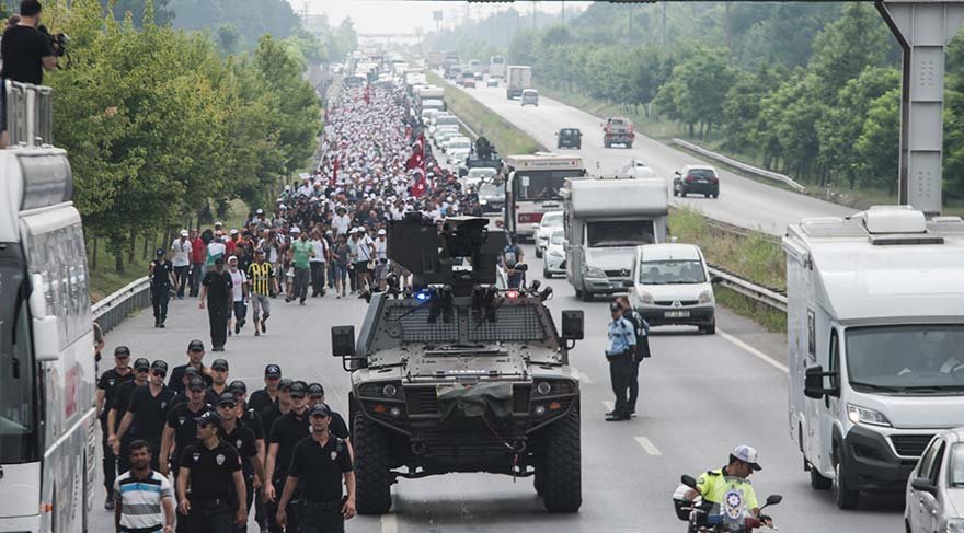 Foto: DHA Adalet Yürüyüşü'nün 18. gününde yoğun güvenlik önlemleri altında devam ediyor. Zırhlı araçlar güvenlik önlemi almaya başladı.