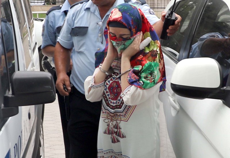 FOTO:DHA - Suçüstü yakalanan genç kızın, atanamayan bir Türkçe öğretmeni olduğu öğrenildi.