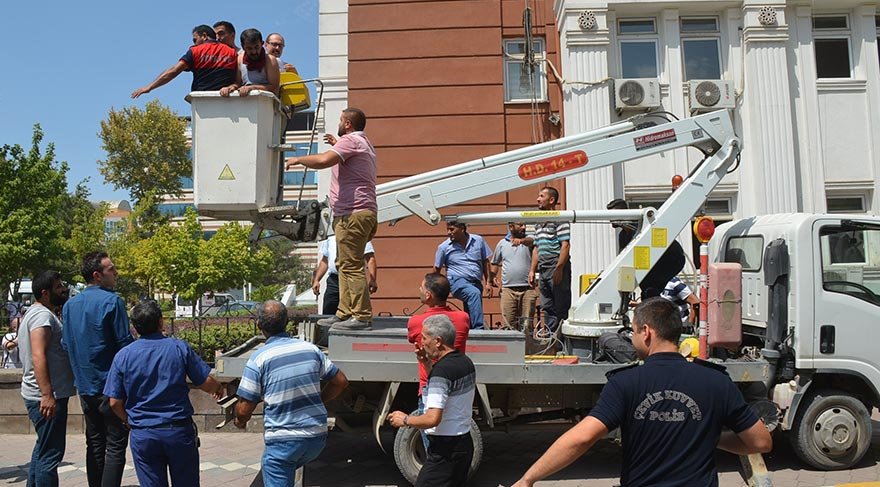 Iğdır Valiliği’nde çıkan yangında 8 çalışan dumandan etkilendi