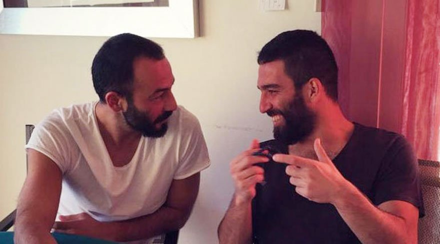 Arda Turan arkadaşının eski aşkıyla beraber!