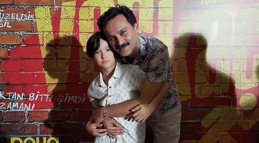 Baba oğul birlikte film izlediler