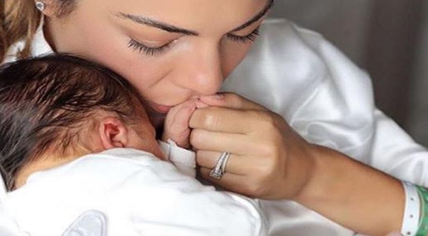 Burcu Kara, oğlu Ali ile ilk pozunu paylaştı!