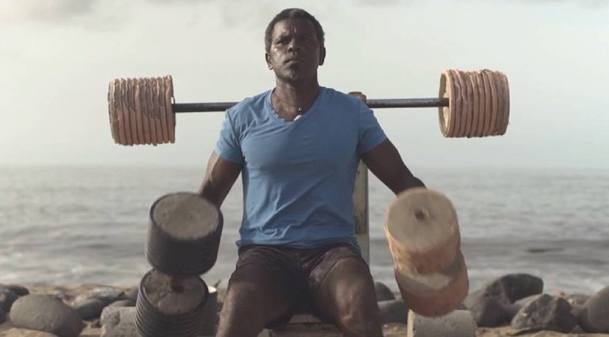 Kumsala bırakılan çöpleri spor aletlerine dönüştürdü