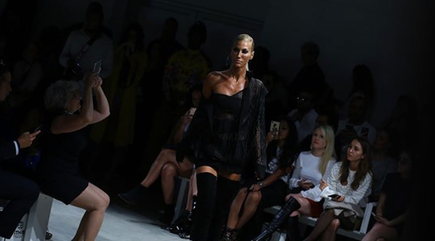 Çağla Şıkel, New York Moda Haftası’nda podyuma çıktı, yaşadıklarını anlattı