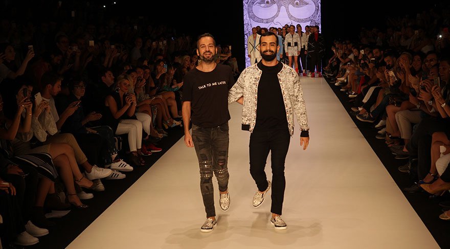 Emre Erdemoğlu defilesinde Gökhan Türkmen podyuma çıktı