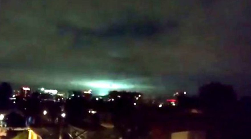 Meksika’da deprem sırasında gökyüzü aydınlandı