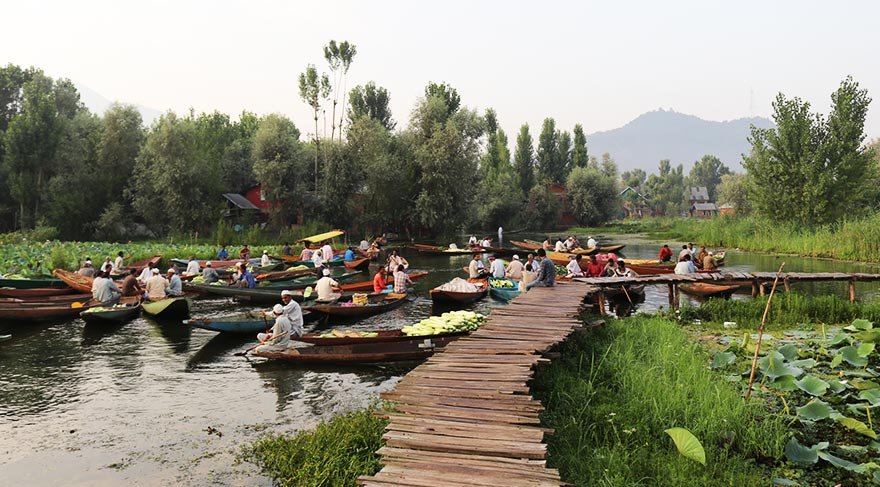 Hindistan'da Srinagar'dan kurulu olan bu meyve-sebze pazarı, nehirde tekneler üstünde bulunuyor.