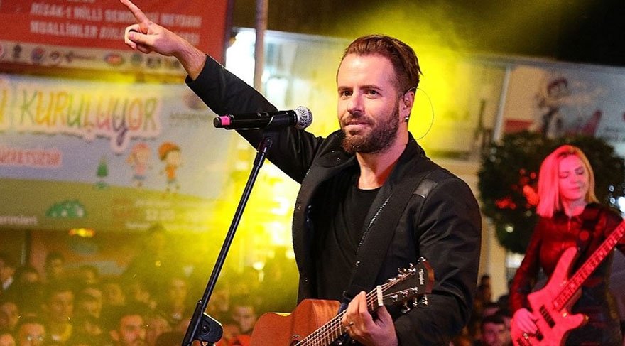 Emre Aydın festival açılışında sahne aldı