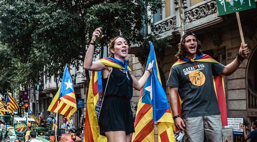İspanya'da gerilim büyüyor! Katalanlar seçim merkezlerini işgal etti