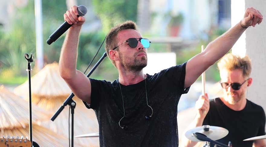 Murat Dalkılıç ayrılık acısını sahnede atıyor