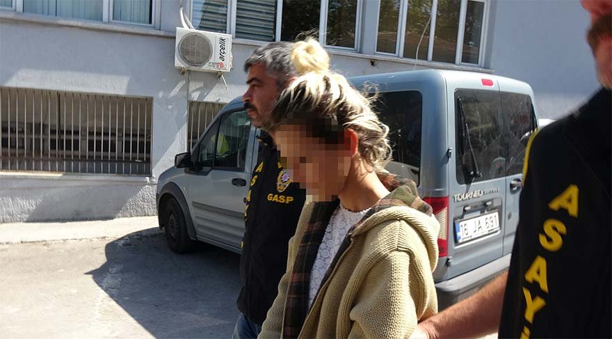 BURSA'DA GEÇTİĞİMİZ GÜN İNTERNETTEN TANIŞTIĞI KIVILCIM .D.(FOTOĞRAFTAKİ) İSİMLİ KADIN İLE BİR KAFEDE BULUŞTUKTAN SONRA İKİ ERKEK TARAFINDAN EVE GÖTÜRÜLEN E.G.S., ÖNCE DARP EDİLDİ ARDINDAN 2 TELEFONUNU VE 1200 LİRA PARASI GASP EDİLDİ.