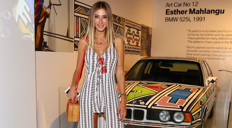 Şeyma Subaşı, Esther Mahlangu’nun çalışması başında poz verdi