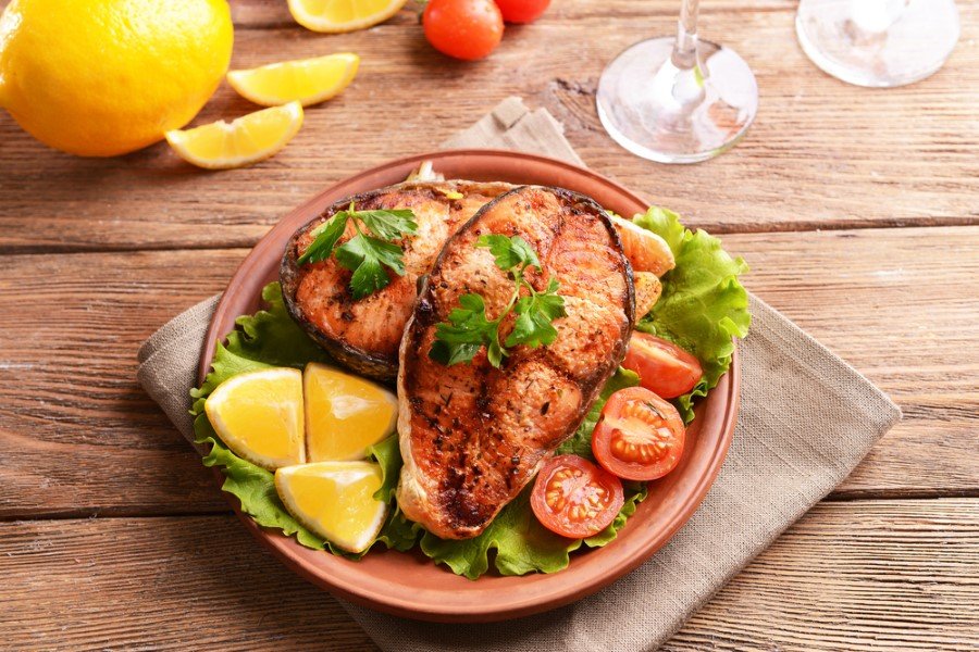 Omega 3 aynı zamanda beyin ve sinir sistemini de olumlu yönde etkiliyor. Fosfor ile A vitaminden zengin olması gözde meydana gelen dejenerasyonları önlüyor. Balık aynı zamanda içerdiği kalsiyumla kemik kaybını da önlüyor. Protein içeriği açısından iyi bir kaynak olan balık doygunluk hissi veriyor.