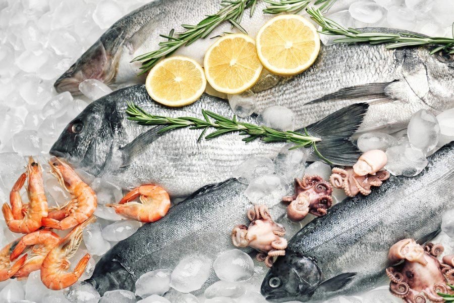 BALIK NASIL PİŞİRİLMELİ?</br>Kızartmayın. Proteinler ısı ile özelliğini kaybeder. Bir başka deyişle balıktaki proteinin vücudunuz için bir yararı kalmıyor. Bu nedenle ızgara ya da fırında pişirme yöntemleri gibi daha sağlıklı pişirme tekniklerini kullanırken balığı hafif sulu kalacak şekilde, çok kızartmadan pişirin.