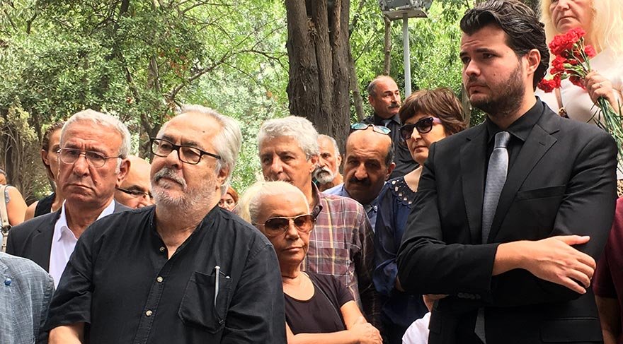 Ünlü sanatçı Tarık Akan, ölümünün birinci yılında kabri başında anıldı