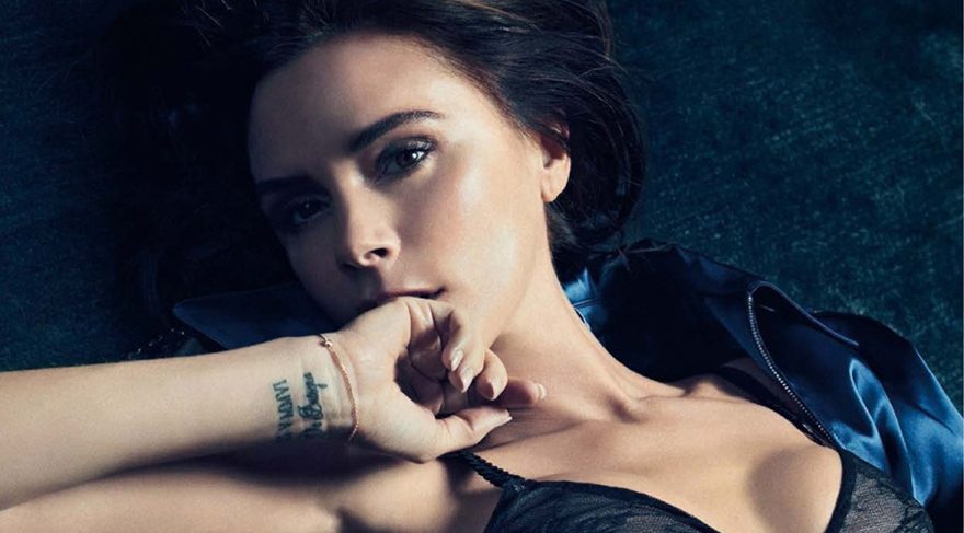 Kardashian, Victoria’nın meşhur bacak açma pozunu taklit etti