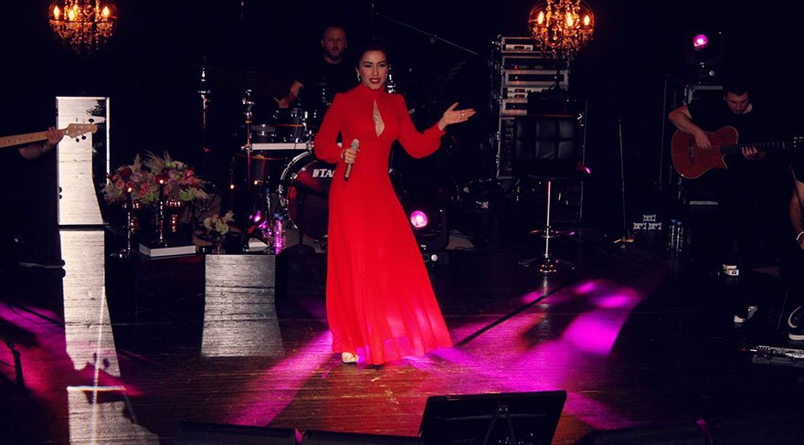 Şarkıcı Burcu Güneş meslektaşlarına taş attı