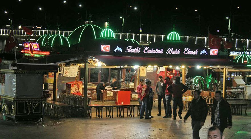 Fransa’da şehir meydanını ormana çevirdiler