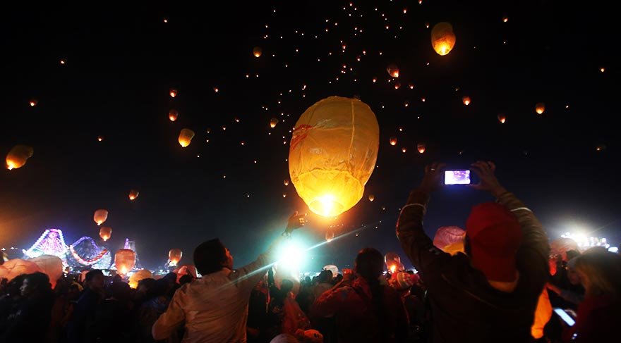 Myanmar'da her yılın Ekim ayı sonunda düzenlenen Tazaungdaing Işık Festivali bu yıl da renkli görüntülere sahne oluyor.