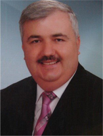 CHP Milletvekili Şerafettin Turpçu, kumsaldaki binanın sahibinin fotoğrafta görülen belediye başkanı Ömer Ünal'a ait olduğunu açıkladı.