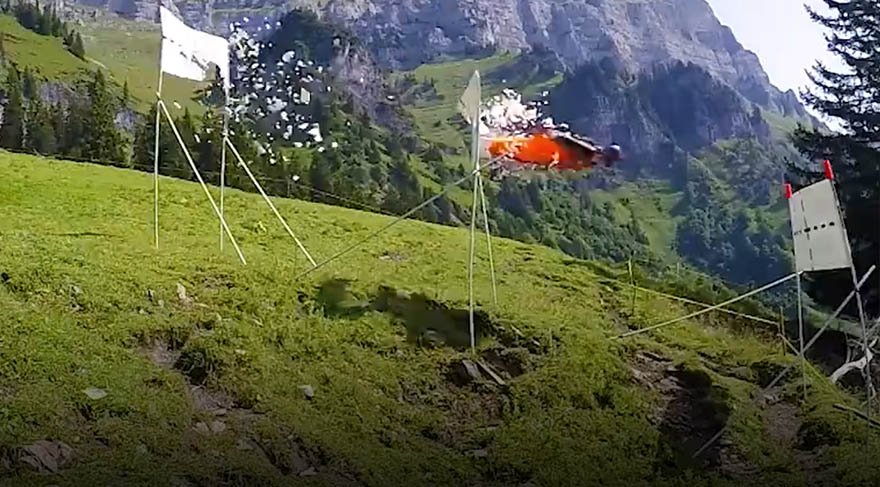 Wingsuit ile hedefleri mermi gibi vurdu