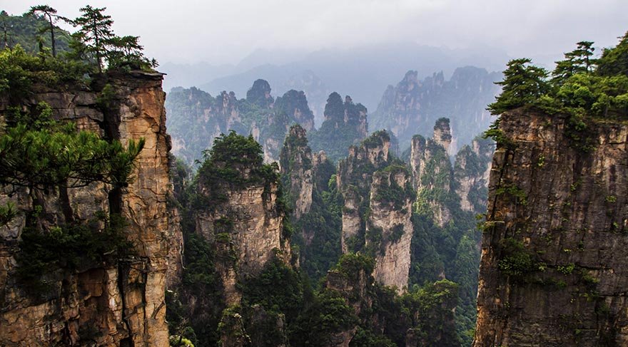 1992 yılında UNESCO Dünya Miras Listesi'ne de giren bölge, Hunan eyaleti sınırları içerisinde yer alıyor.