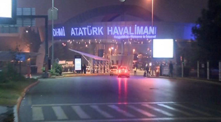 Gençliğinden itibaren cephe cephe gezdi. Emperyalistlere karşı savaştı, özgür bir ülke kurmak için hayal etti. Kurdu da... Hem de sarsılmaz bir cumhuriyet kurdu. Bu sırada 4 bine yakın kitap okudu. Sadece okumakla yetinmedi. Askeri, geometri, siyasal, sosyolojik konularda da ufuk açıcı kitaplar kaleme aldı. İşte, Atatürk'ün imzasının bulunduğu kitaplar...