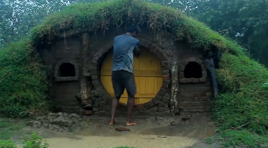 İlkel aletlerle ‘hobbit evi’ yaptı