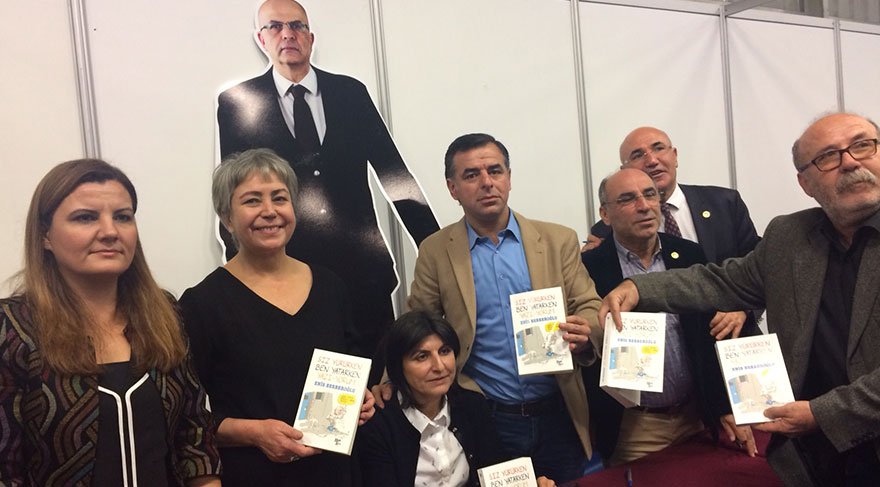 CHP’li vekiller Berberoğlu’nun kitabını imzaladı