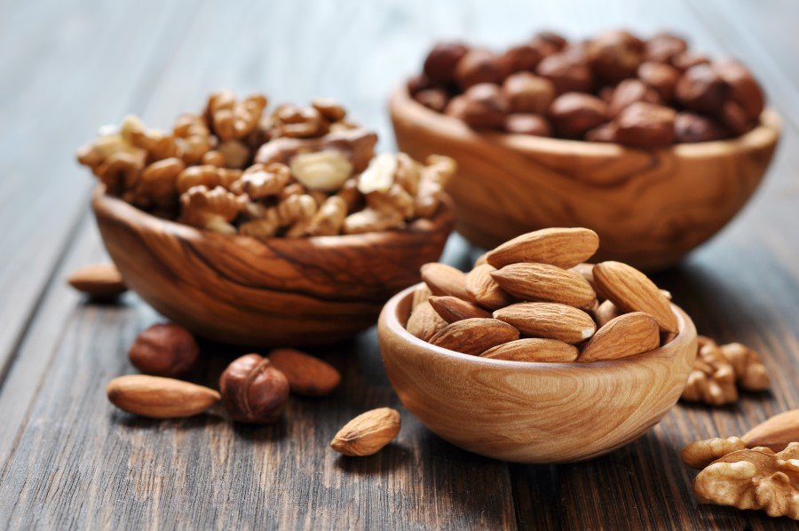 Kuruyemiş: Kuruyemişler içeriğinde barındırdıkları kaliteli yağlar ve özellikle Omega 3 kaynağı ile beyin gelişiminde ve iyi kolesterolün yükselmesinde büyük faydalar sağlamaktadır. Bitkisel kaynaklı besinler olup, enerji içerikleri yüksektir. Diyette çeşitlilik sağlamaları açısından günlük önerilen miktarlarda tüketilmelidir.