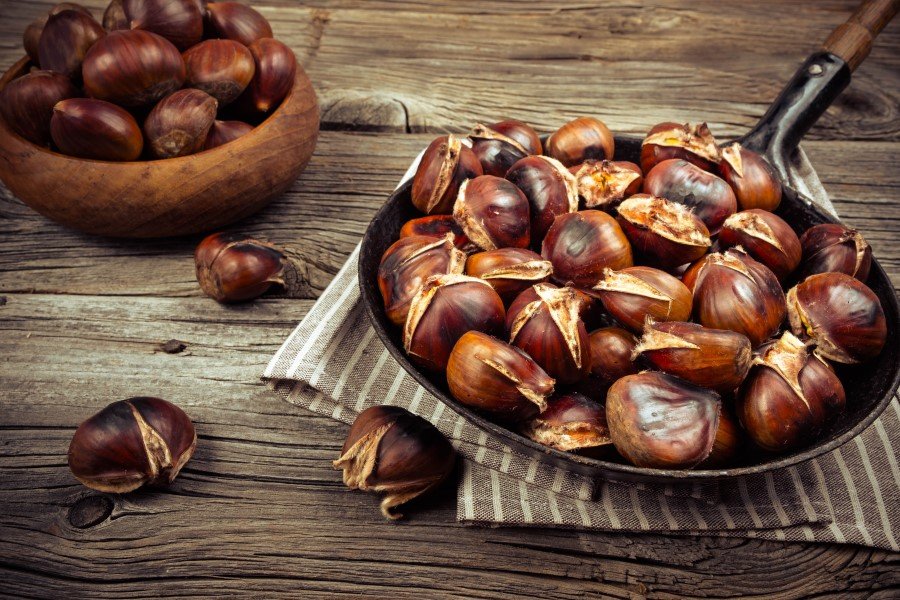 Kalp sağlığını korur. İçeriğindeki potasyum kan basıncını düzenler. Aynı zamanda bir B vitamini deposudur. Ancak her şeyin azı karar, çoğu zarar sözü kestane içinde geçerlidir. Karbonhidrat içeriği yüksek olan kestanenin 3-4 adedi 1 dilim ekmeğe eşdeğerdir. Bunu bilerek tüketilmesi, sağlık açısından oldukça önemlidir.