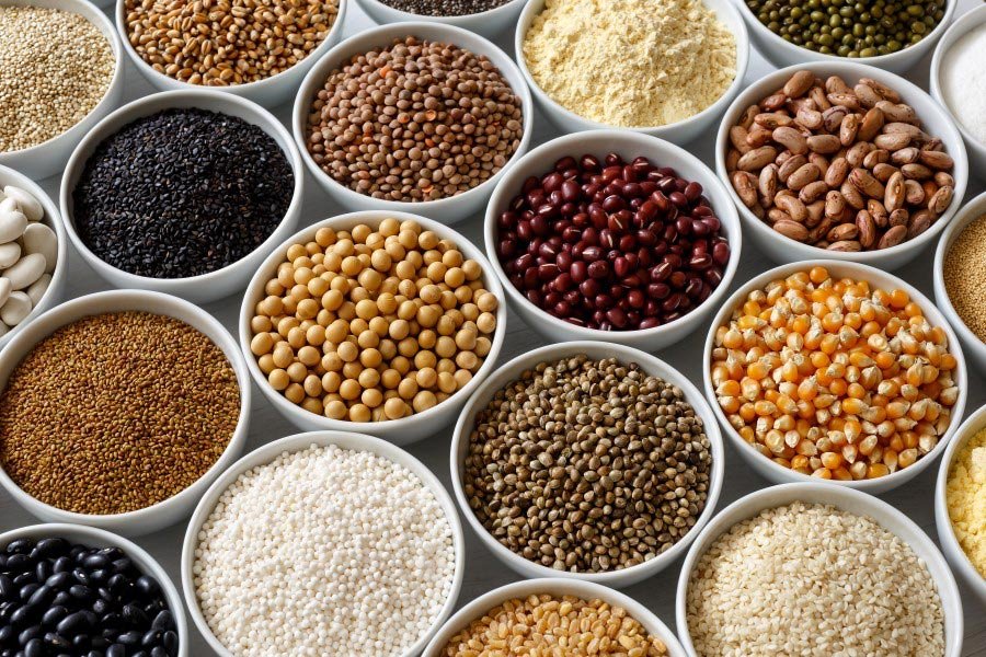 Tüketilirken dikkat edilecek husus ise porsiyonudur. Yemekleri dışında salata olarak da tüketilen baklagiller protein içeriği yüksek olmasına karşın karbondidrat grubunda yer alır ve 4 yemek kaşığı bakliyat 1 dilim ekmeğin kalorisiyle eşdeğerdir. Ayrıca pilavsız bakliyat yenmez düşüncesiyle kalori alımı artarak kilo artışına neden olmaktadır. Bu sebeple özelikle kış aylarında daha sık tüketilen bakliyatın sağlıklı ama kalori açısından çok da masum olmadığı unutulmamalıdır.
