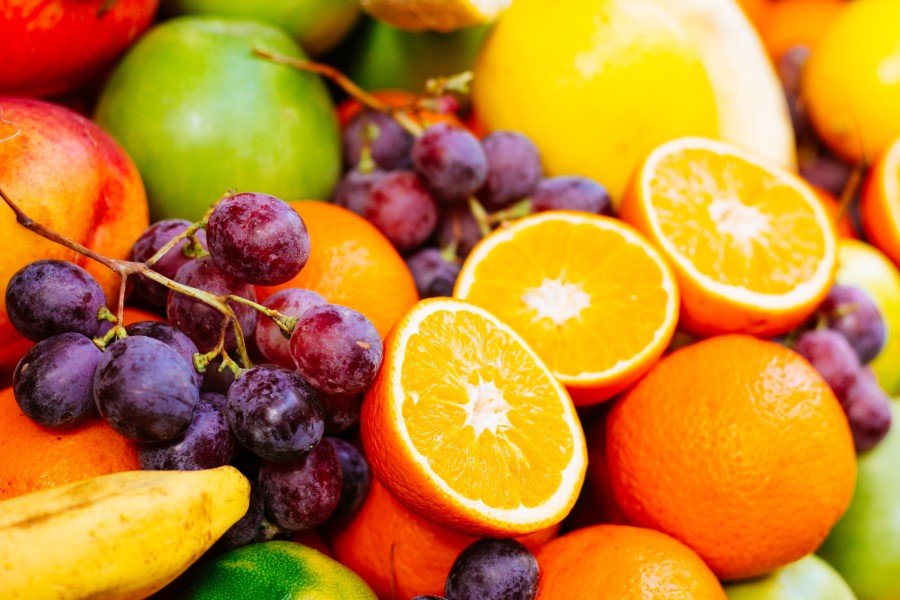 Meyve: Vitamin ve mineral deposu olan, vücudun posa ihtiyacını karşılayan meyveler, ayrıca çok iyi antioksidanlardır. Değişen oranlarda A ve C vitamini içerirler. C vitamini, vücudun kendini hastalıklara karşı koruması ve başka vitamin, minerallerin emiliminde etkindir. Günlük C vitamini ihtiyacı erişkinler için 60, gebelikte 80-90, sigara içen bireyler için ise 100-200 miligramdır. Özellikle kış aylarında hastalıklardan korunmak için tüketilen fazla meyve ve meyve suyu tüketiminin hastalıklardan korunmaya etkisi olmayacaktır.