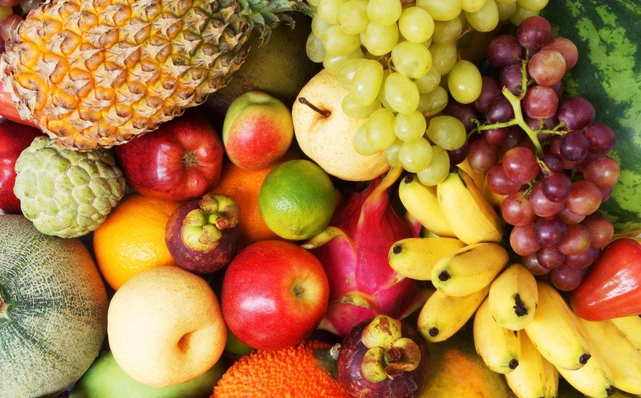 Çünkü vücuda alınan daha fazla C vitamini depolanmadan, idrarla atılmaktadır. Bu sebeple C vitaminini daha fazla almak için meyve tüketimi (portakal, mandalina, ananas, kivi gibi) artırılmamalıdır. Yeteri miktarda yendiğinde sağlıklı besin grubu olan meyveler, fazla tüketildiğinde içerdikleri meyve şekeri sebebiyle kilo artışına neden olabilmektedir. Günlük meyve tüketimi 3-5 porsiyon olarak sınırlandırılmalı, kabuklu tüketilebilenler kabuklu tüketilmeli, meyve suyu olarak tüketiminden kaçınılmalıdır.