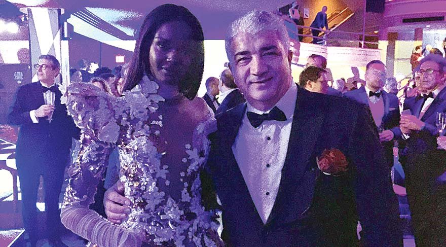 Avustralyalı model Duckie Thot'la tanıtım sonrası gala davetinde bir araya geldim. Ünlü model, çok yorucu bir çekim süreci yaşadıklarını ancak ortaya harika bir iş çıkardıklarını belirtti.