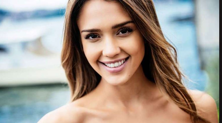 Jessica Alba’nın karnı burnunda