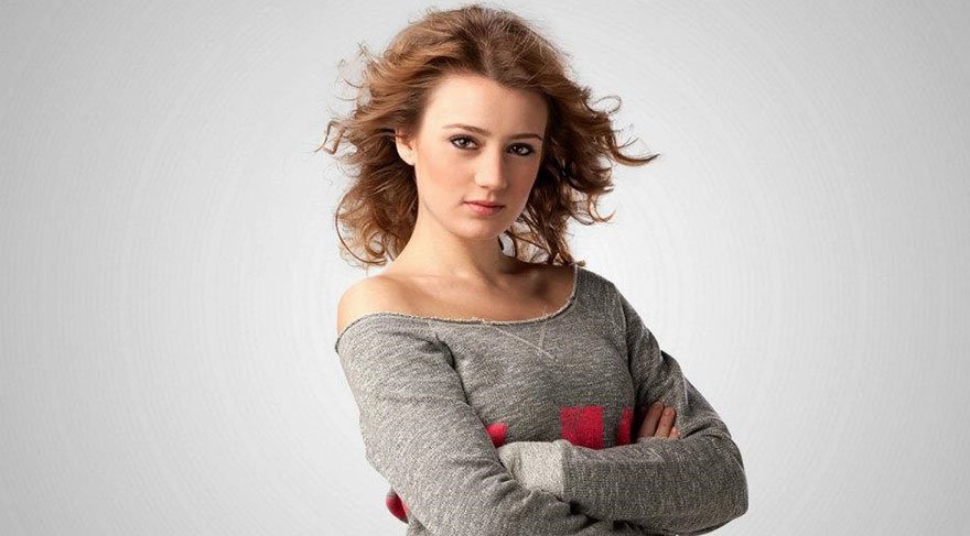 Gizem Karaca set ekibini havaya ateş açarak uyandırdı