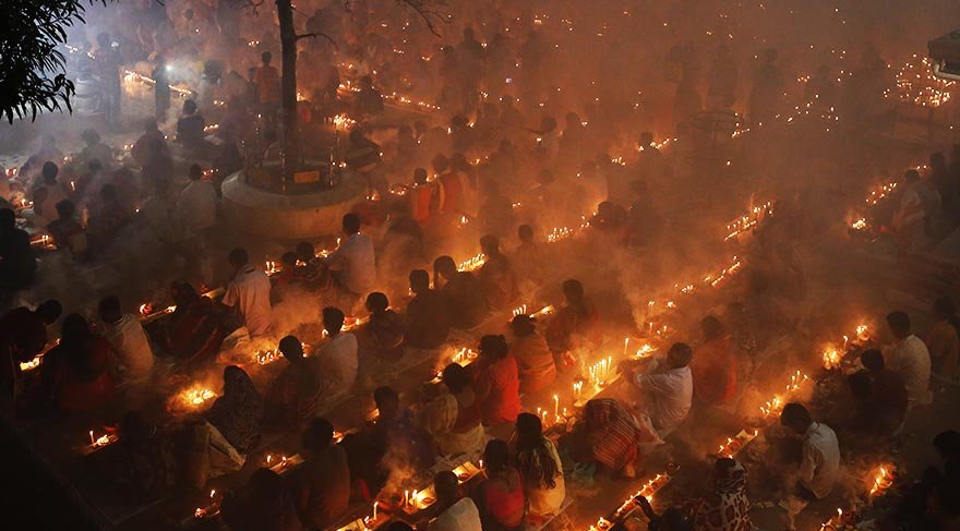 Bangladeş'teki Hindular geleneksel Kartik Brati (Rakher Upobash) Festivali için balkent Dakka'daki Shri Shri Loknath Brahmachari Ashram Tapınağı'nda buluştu.