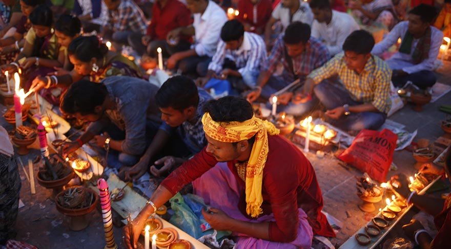 Bu festival için biraraya gelen Hindular, tanrılara bereket ve huzur için dua ediyor.