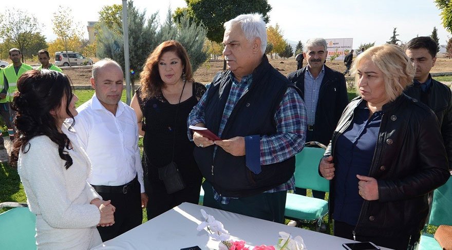 Evli çiftin şahitliğini yapıp, fidan diktiler