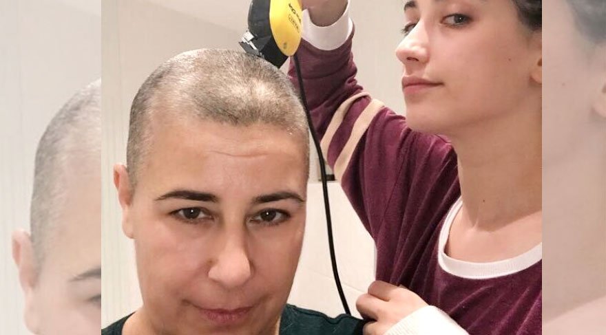 Hazal Kaya’nın annesine kanser teşhisi konuldu
