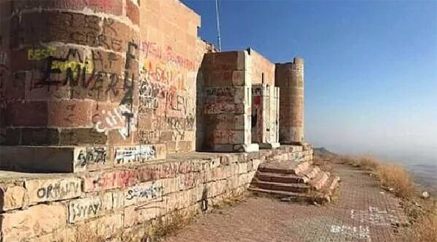 Vandallar tarihi Hızır İlyas Köşkü’nü tahrip etti, duvarlarını boyadı