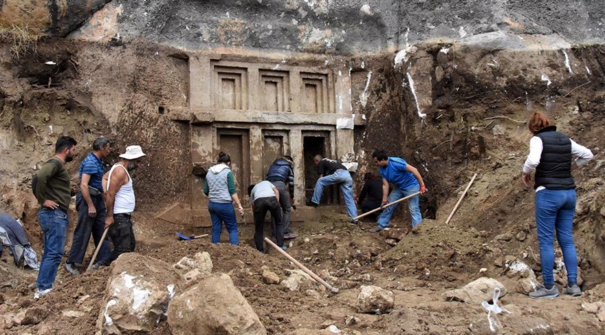Arazi kazısında 2 bin 400 yıllık kaya mezarı ortaya çıkarıldı