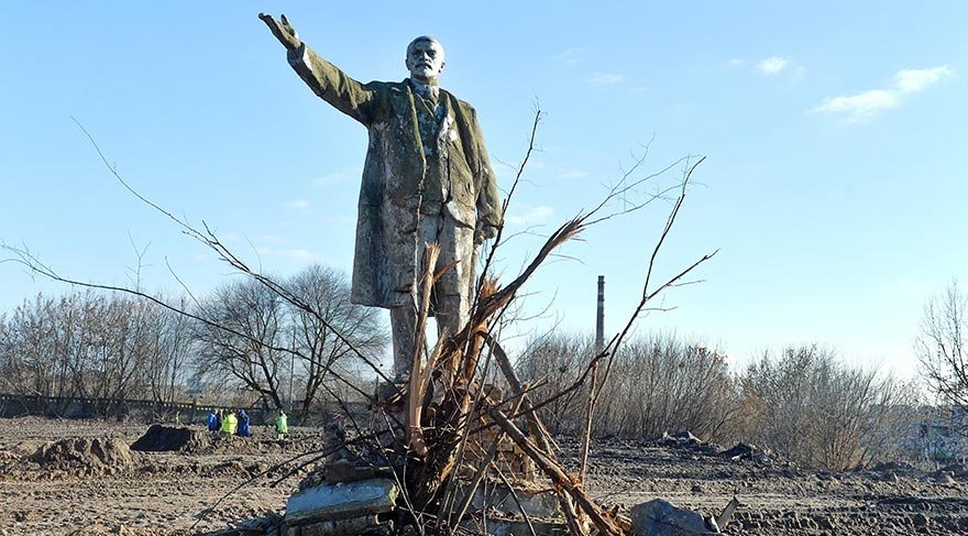 Lenin heykeli otoyol inşaatında ortaya çıktı