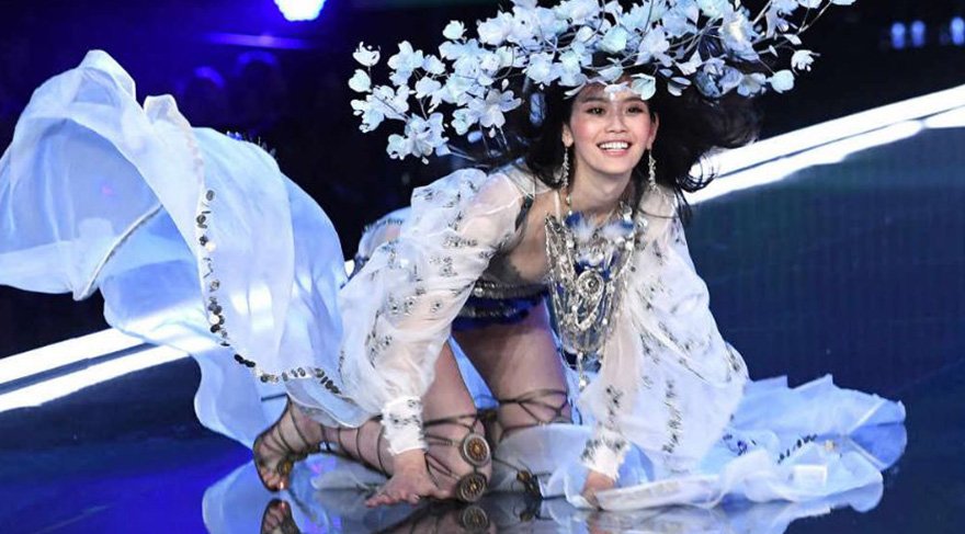 Ming Xi kimdir? Çin’li model Victoria’s Secret defilesinde dengesini kaybederek düşmüştü.